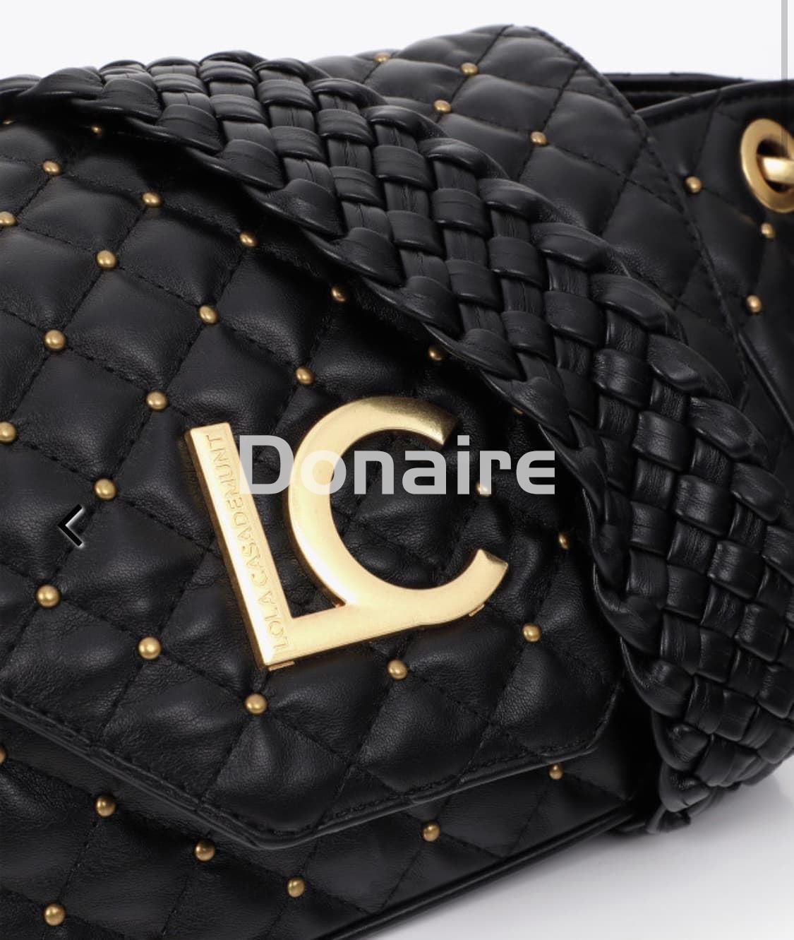 Bandolera acolchada con solapany tachas doradas Lola Casademunt - Imagen 4