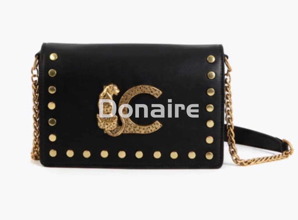 Bandolera con solapa tachas y logo LC animal Lola Casademunt - Imagen 2