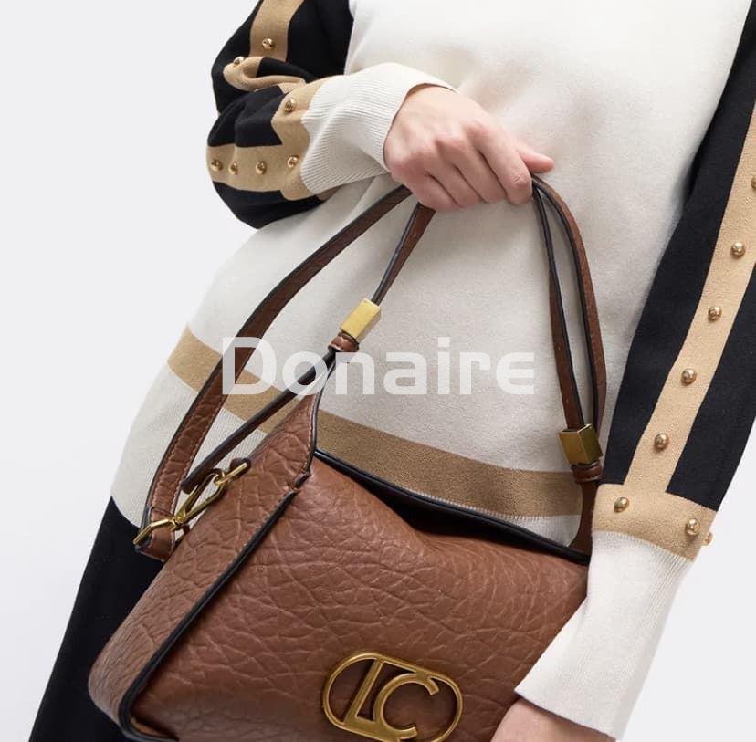 Bandolera marrón con logo dorado Lola Casademunt - Imagen 3