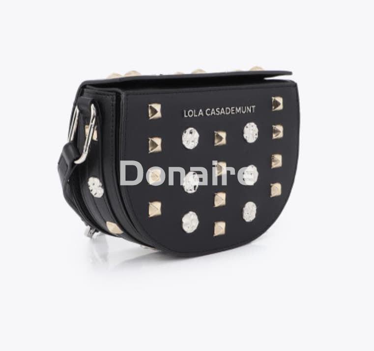 Bandolera negra con tachas oro y plata Lola Casademunt - Imagen 2