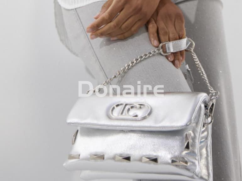 Bandolera plateada con tachas Lola Casademunt - Imagen 2