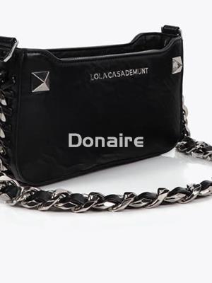 Bolsito efecto piel arrugada y tachas metálicas - Imagen 2