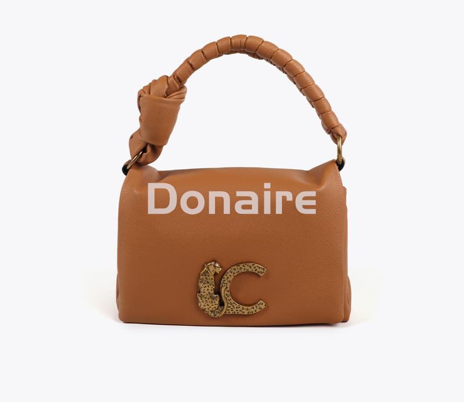 Bolso bandolera con solapa y logo camel Lola Casademunt - Imagen 3