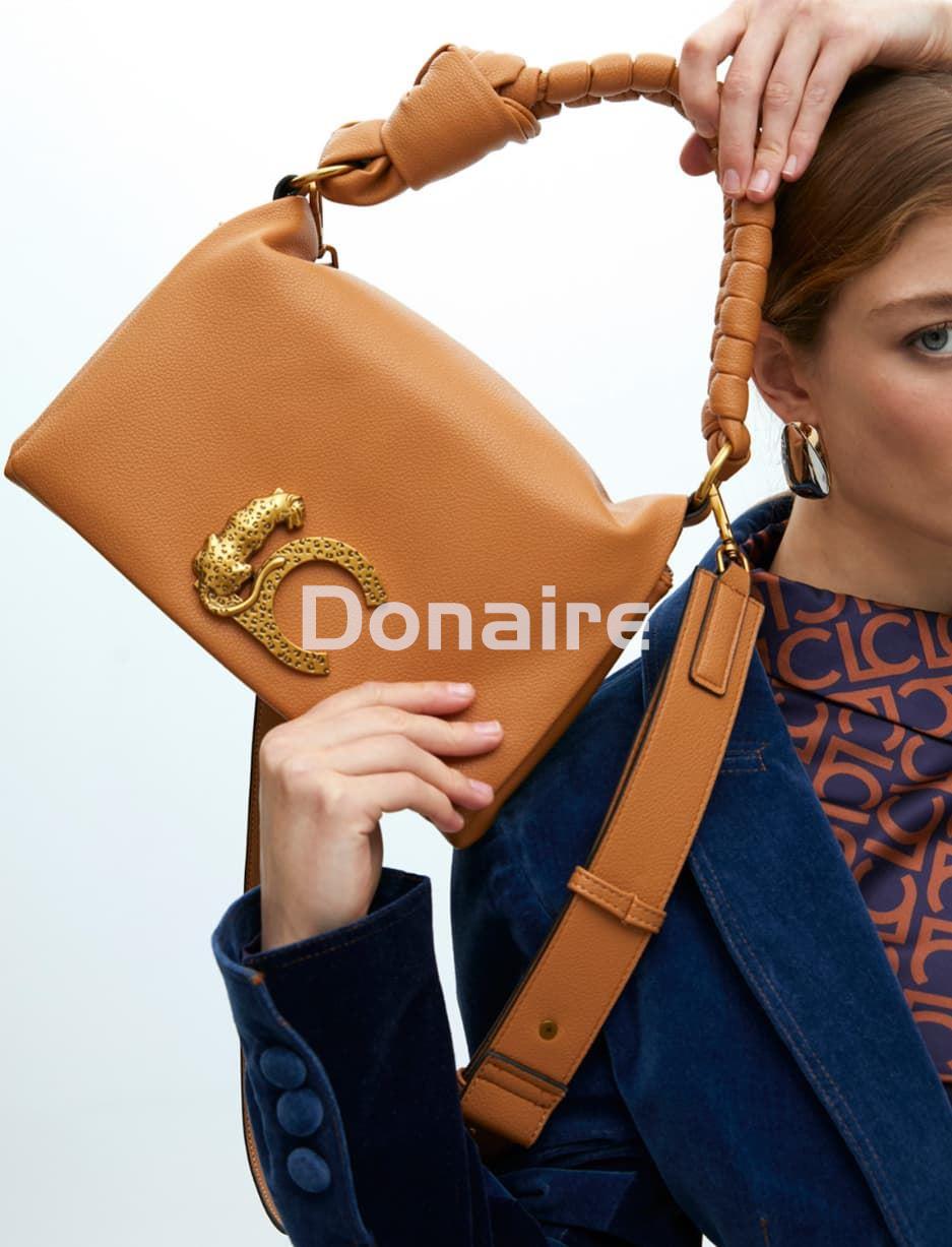 Bolso bandolera con solapa y logo camel Lola Casademunt - Imagen 4
