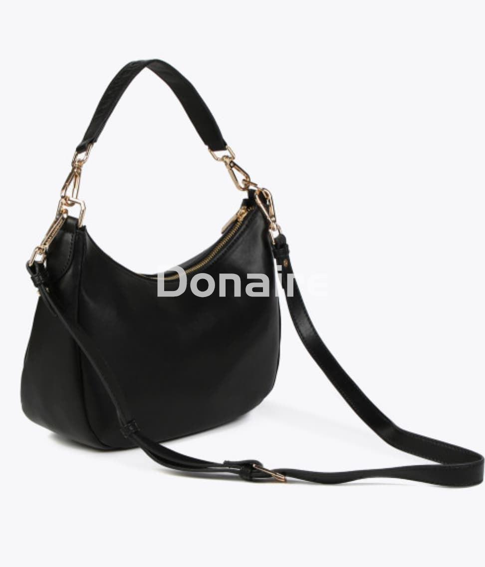 Bolso bandolera negro detales metálicos dorados Lola Casademunt - Imagen 4