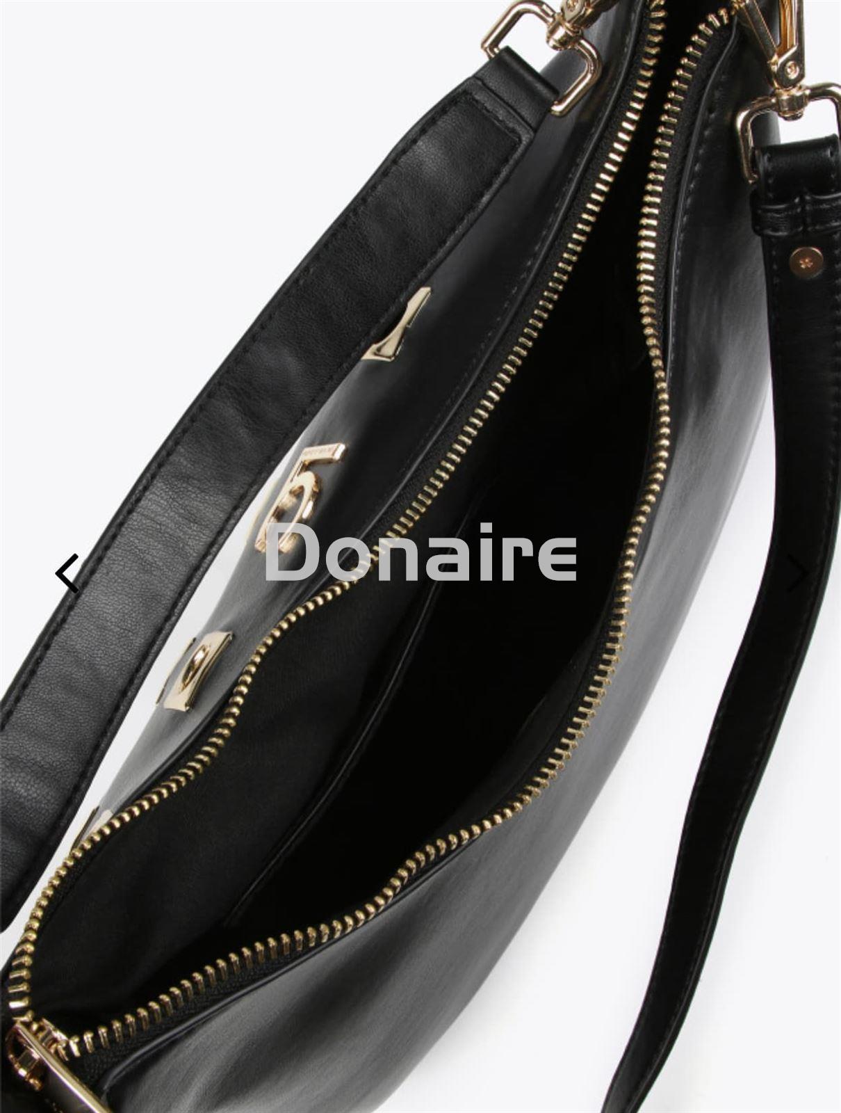 Bolso bandolera negro detales metálicos dorados Lola Casademunt - Imagen 5