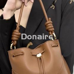 Bolso marrón estilo bombonera Lola Casademunt - Imagen 2