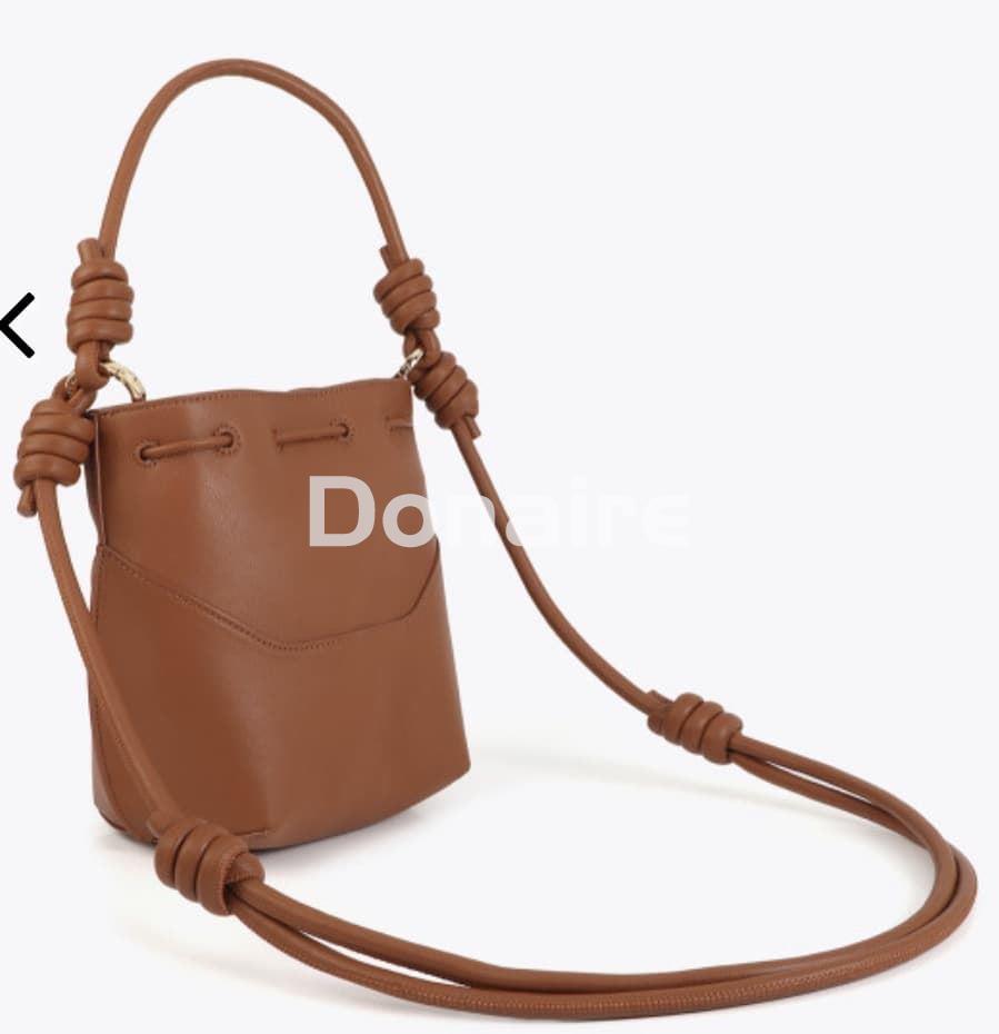 Bolso marrón estilo bombonera Lola Casademunt - Imagen 4