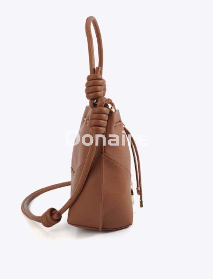 Bolso marrón estilo bombonera Lola Casademunt - Imagen 7