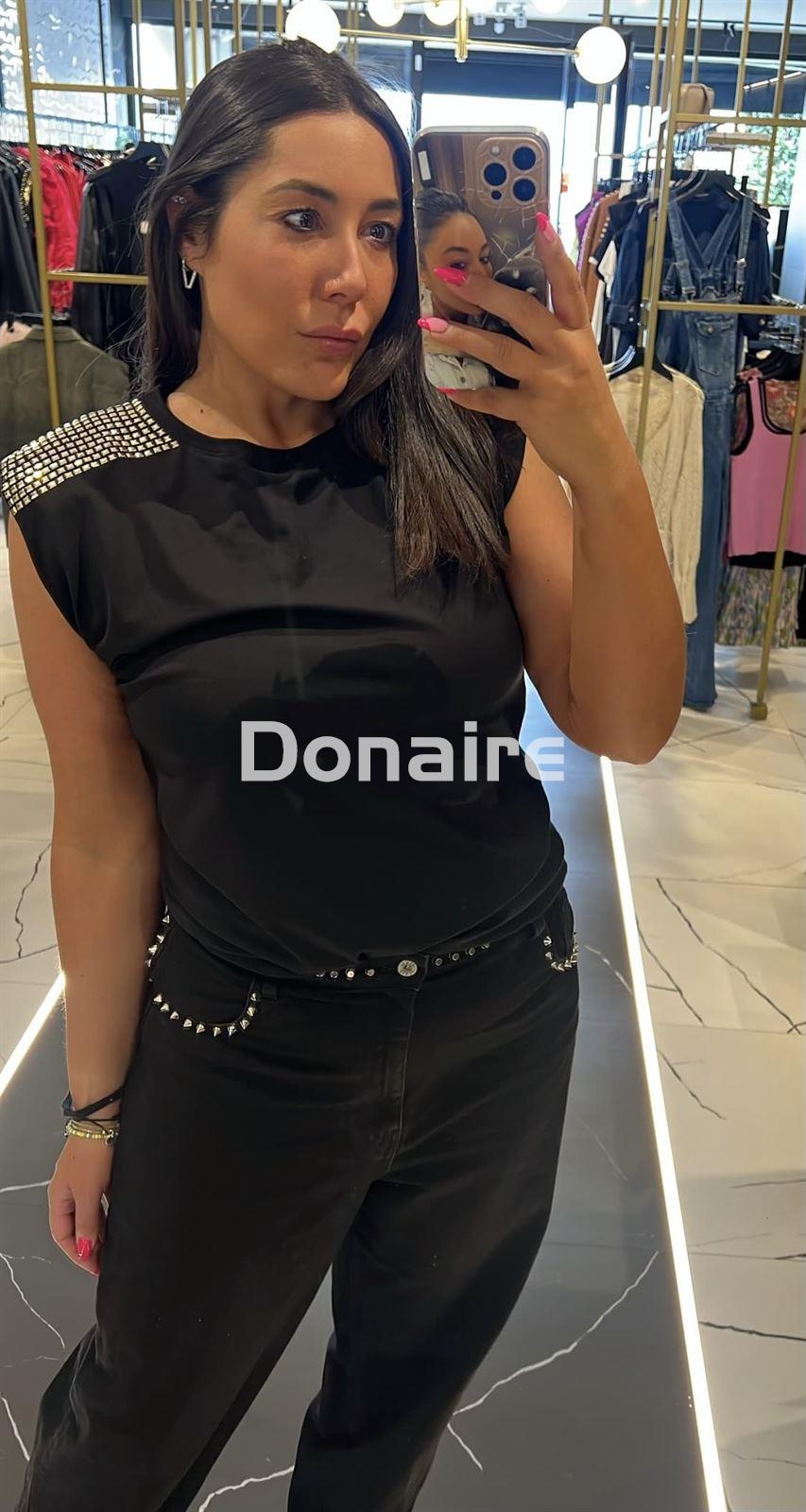 Camiseta negra hombreras y tachas Phard - Imagen 1