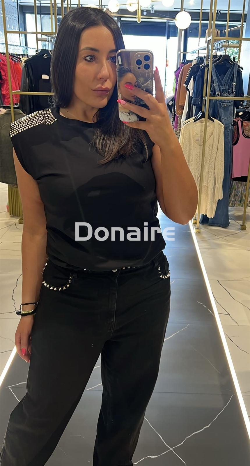 Camiseta negra hombreras y tachas Phard - Imagen 2