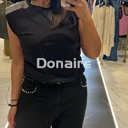 Camiseta negra hombreras y tachas Phard - Imagen 2