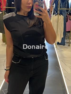 Camiseta negra hombreras y tachas Phard - Imagen 2