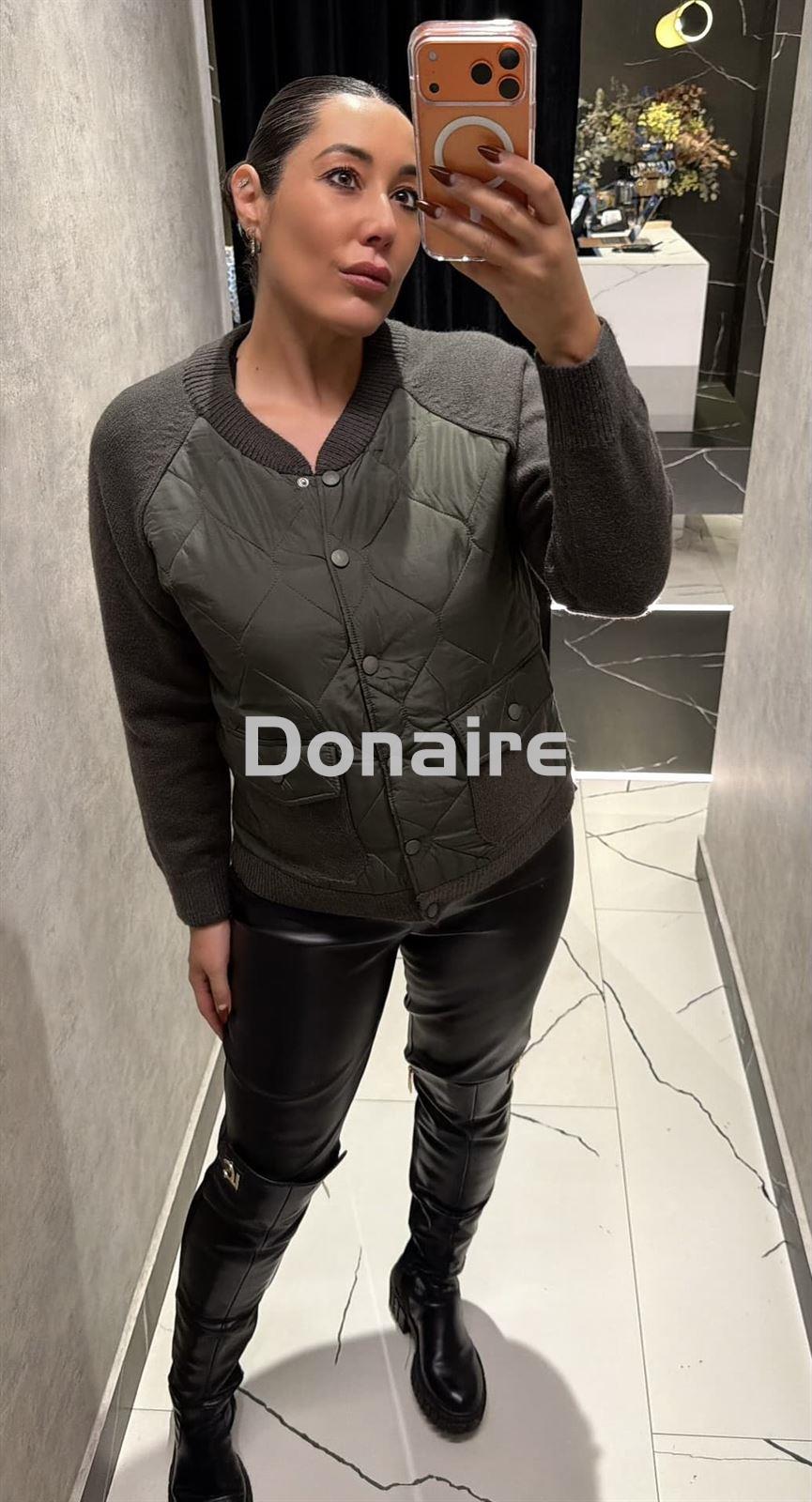 Chaqueta kaki estilo bomber combinada con punto NKN - Imagen 1