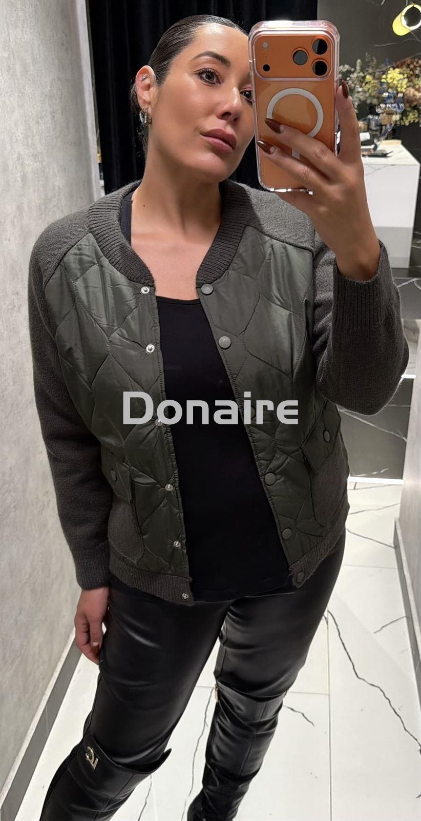 Chaqueta kaki estilo bomber combinada con punto NKN - Imagen 2