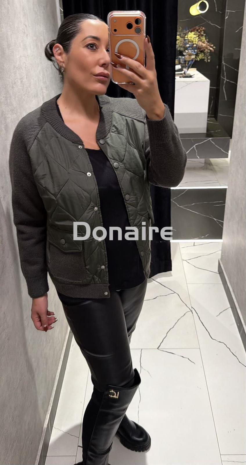 Chaqueta kaki estilo bomber combinada con punto NKN - Imagen 3