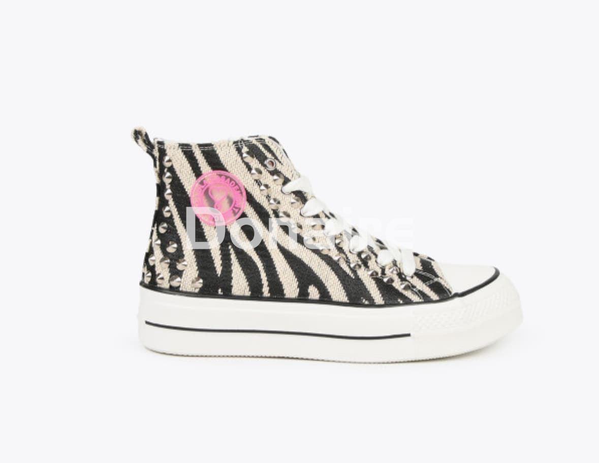 Deportiva de caña alta con estampado de cebra y tachas Lola Casademunt - Imagen 1