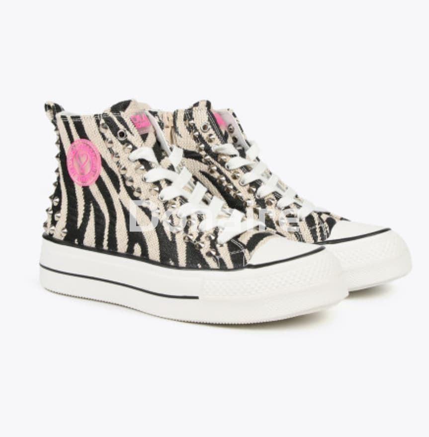 Deportiva de caña alta con estampado de cebra y tachas Lola Casademunt - Imagen 2