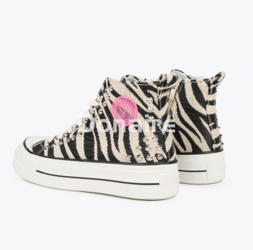 Deportiva de caña alta con estampado de cebra y tachas Lola Casademunt - Imagen 3