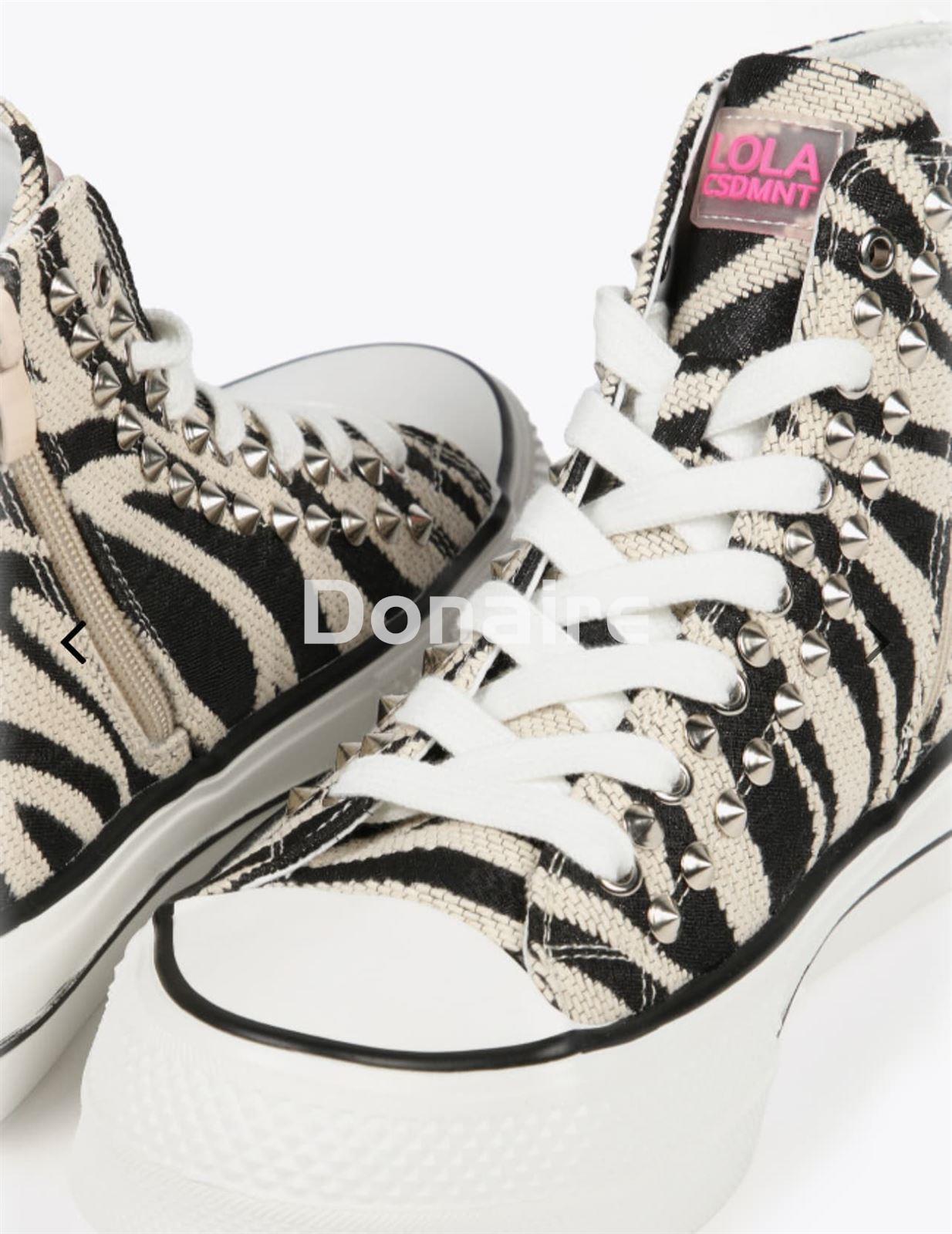 Deportiva de caña alta con estampado de cebra y tachas Lola Casademunt - Imagen 4