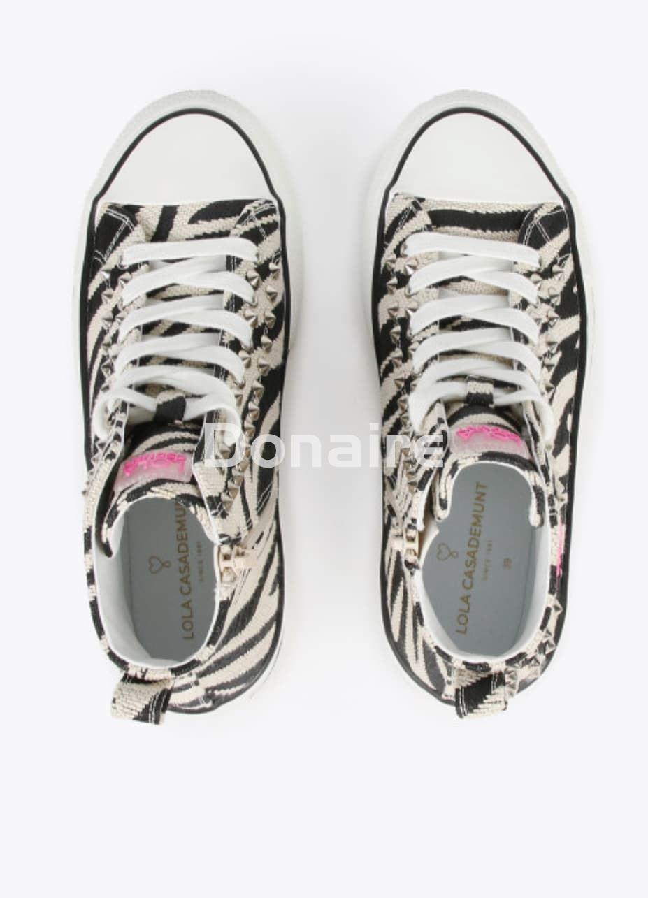 Deportiva de caña alta con estampado de cebra y tachas Lola Casademunt - Imagen 5