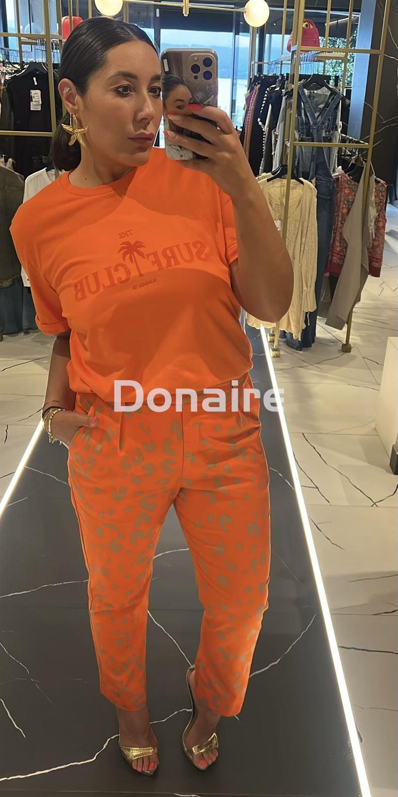 Pantalón naranja y manchas Open - Imagen 1
