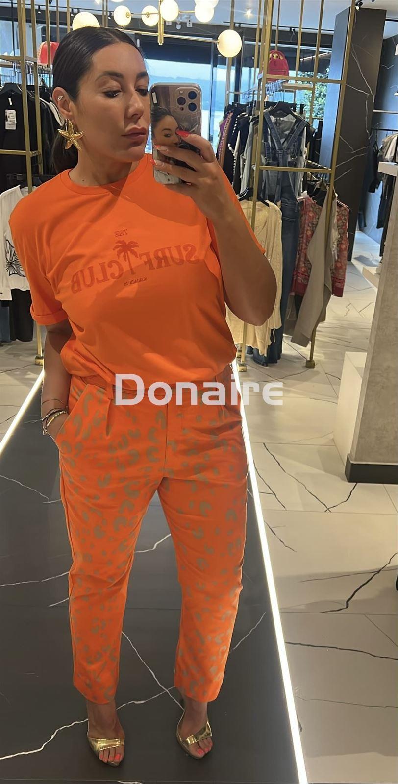Pantalón naranja y manchas Open - Imagen 2