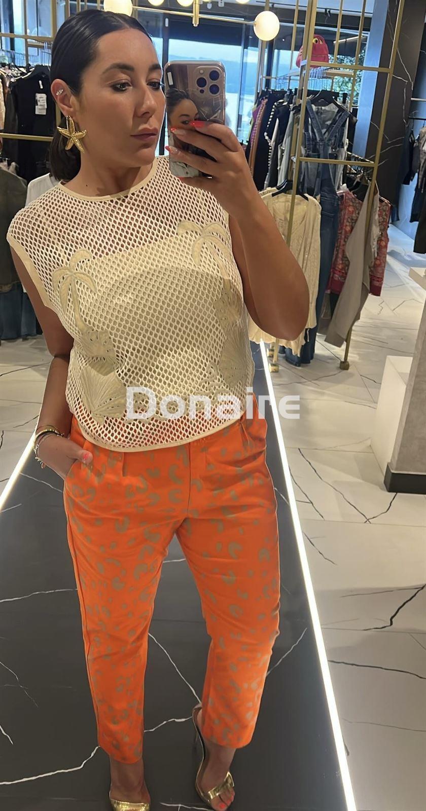 Pantalón naranja y manchas Open - Imagen 3