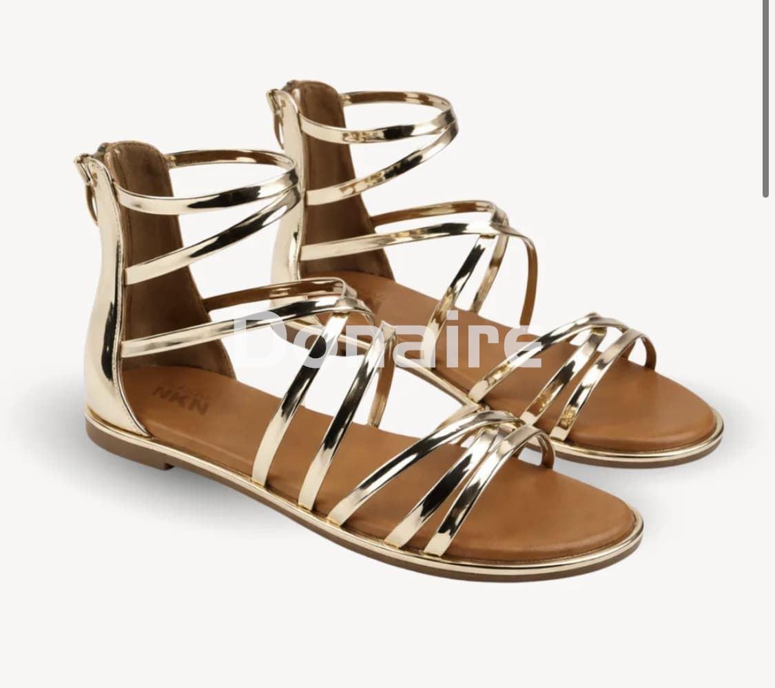 Sandalia dorada estilo romana NKN - Imagen 2