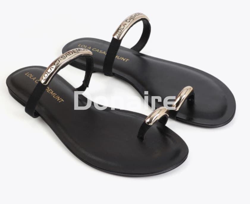 Sandalia plana detalles metálicos dorados Lola Casademunt - Imagen 1