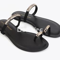 Sandalia plana detalles metálicos dorados Lola Casademunt - Imagen 1