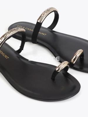 Sandalia plana detalles metálicos dorados Lola Casademunt - Imagen 1