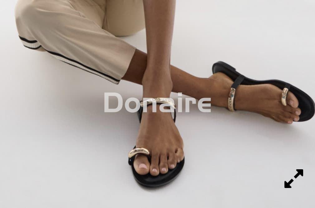 Sandalia plana detalles metálicos dorados Lola Casademunt - Imagen 2