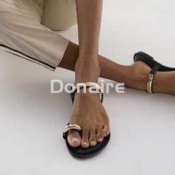 Sandalia plana detalles metálicos dorados Lola Casademunt - Imagen 2