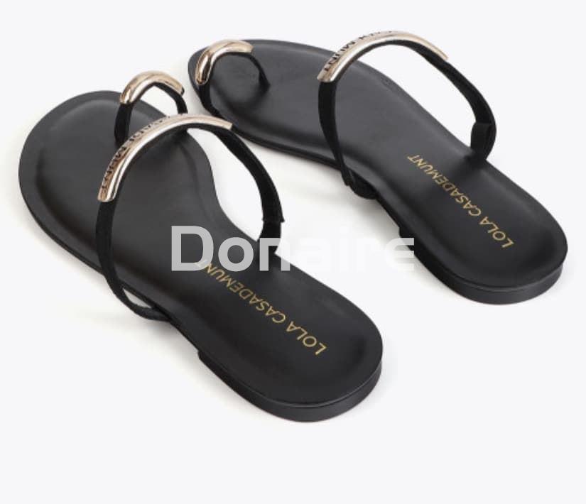 Sandalia plana detalles metálicos dorados Lola Casademunt - Imagen 3