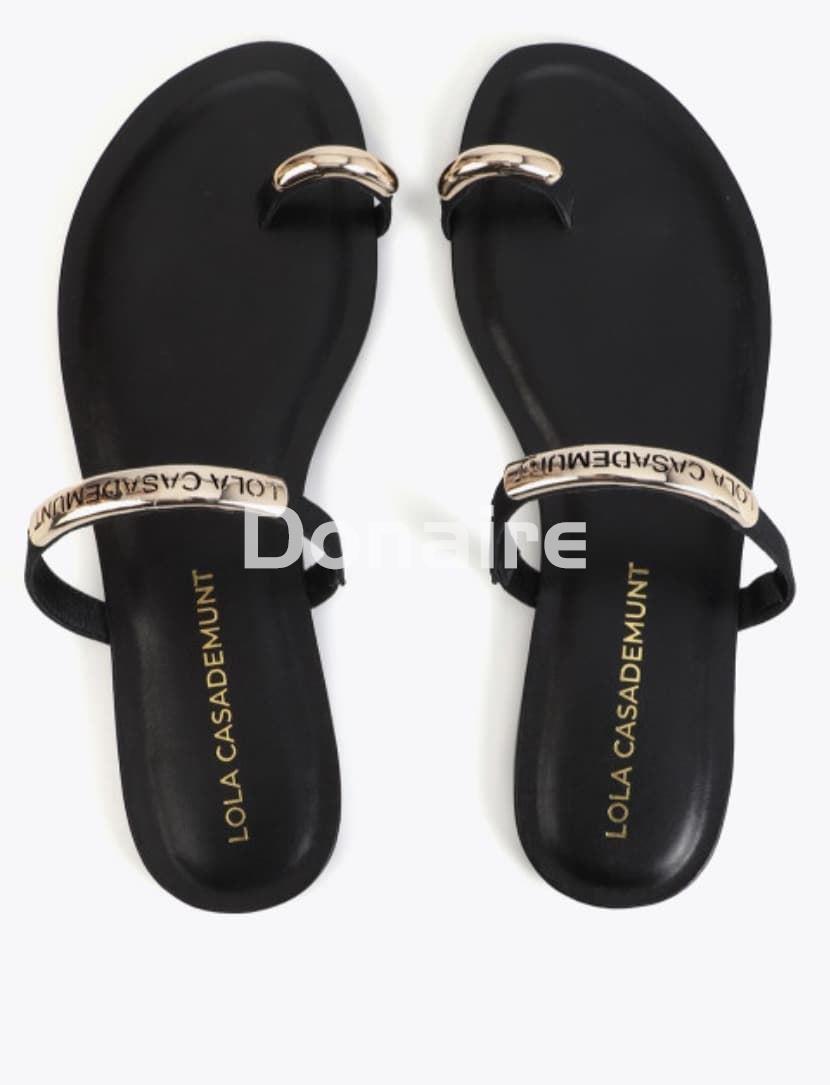 Sandalia plana detalles metálicos dorados Lola Casademunt - Imagen 4