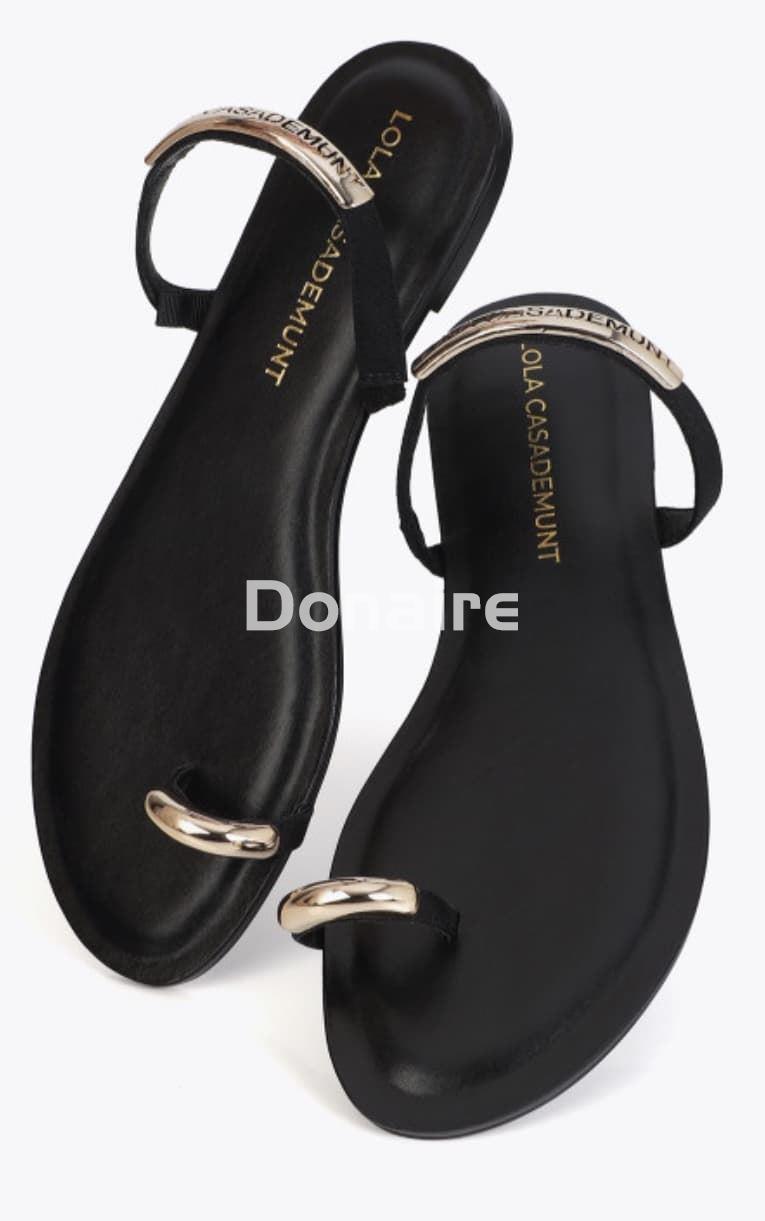 Sandalia plana detalles metálicos dorados Lola Casademunt - Imagen 5