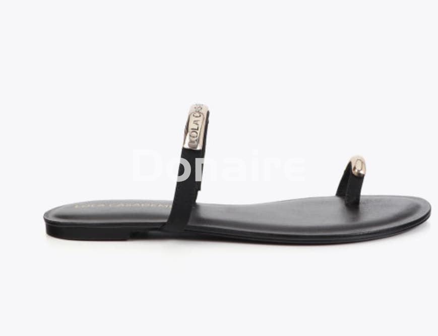 Sandalia plana detalles metálicos dorados Lola Casademunt - Imagen 7