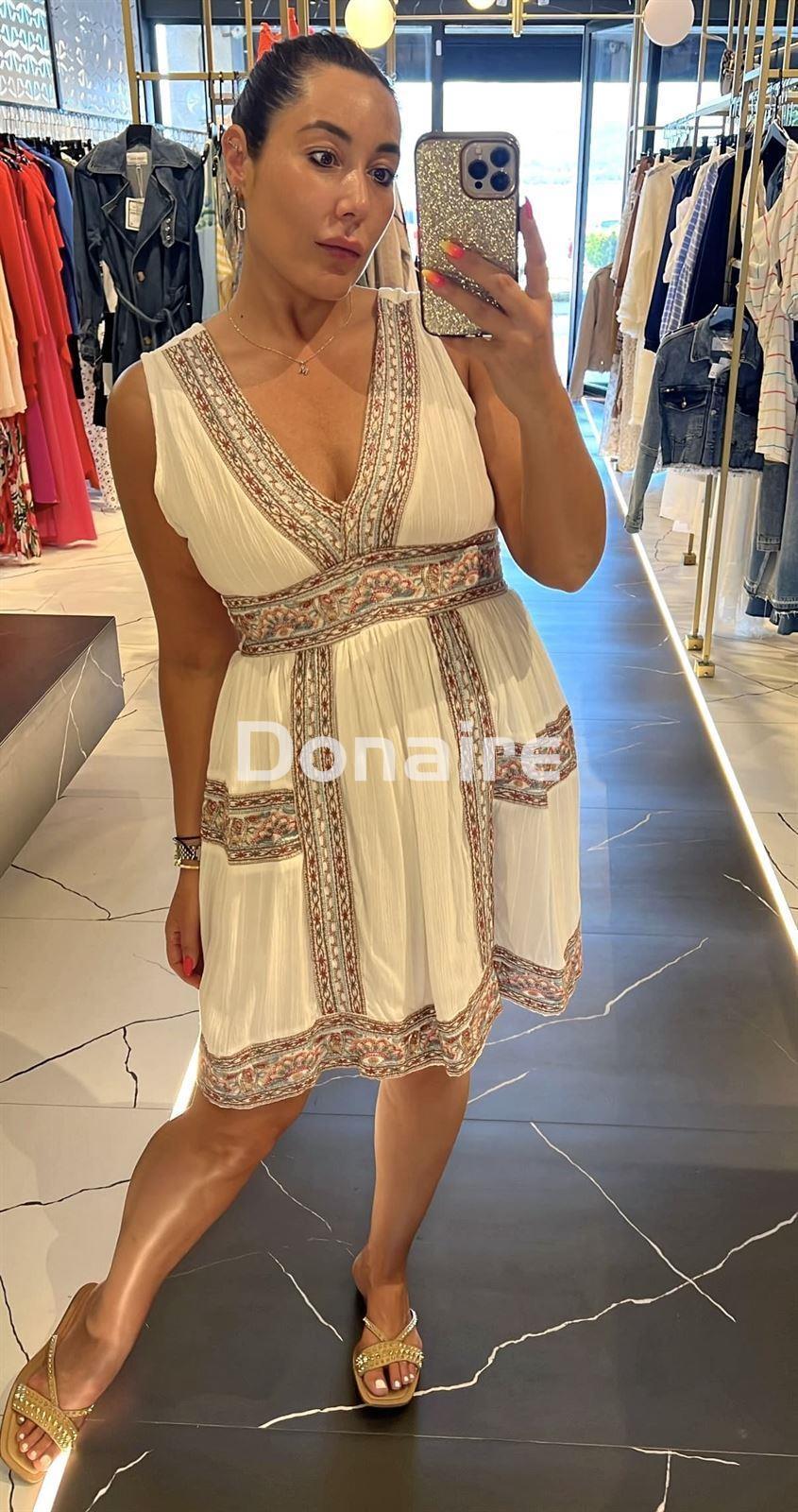 Vestido corto bordado escote V NKN - Imagen 1