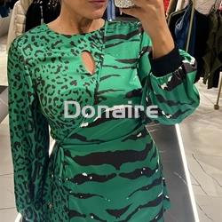 Vestido verde satén prints animal Sahoco - Imagen 2