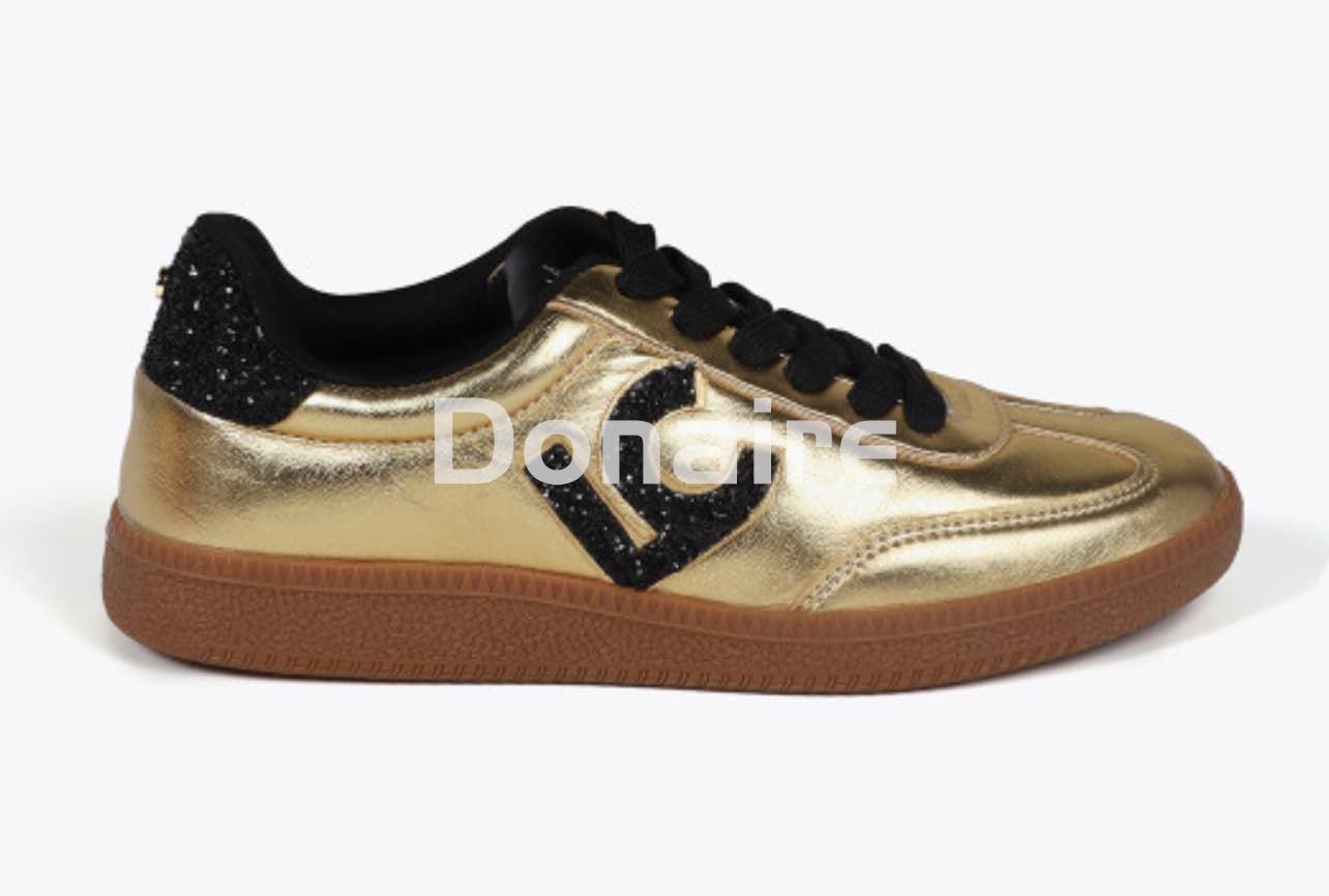 Zapatilla deportiva metalizada con purpurina Lola Casademunt - Imagen 1