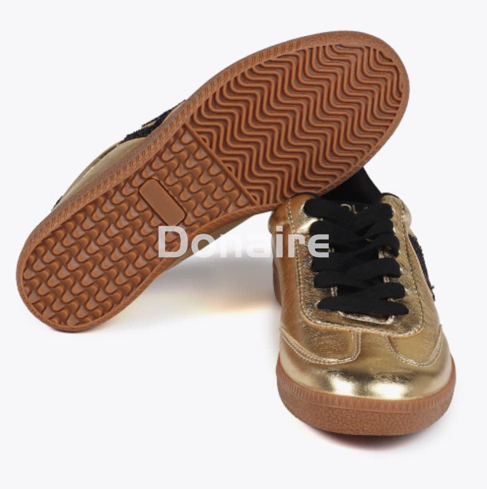 Zapatilla deportiva metalizada con purpurina Lola Casademunt - Imagen 4