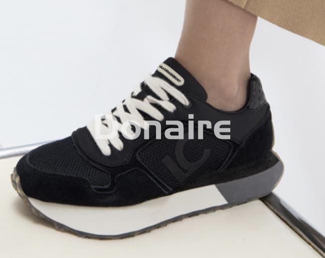 Zapatilla deportiva negra Lola Casademunt - Imagen 3