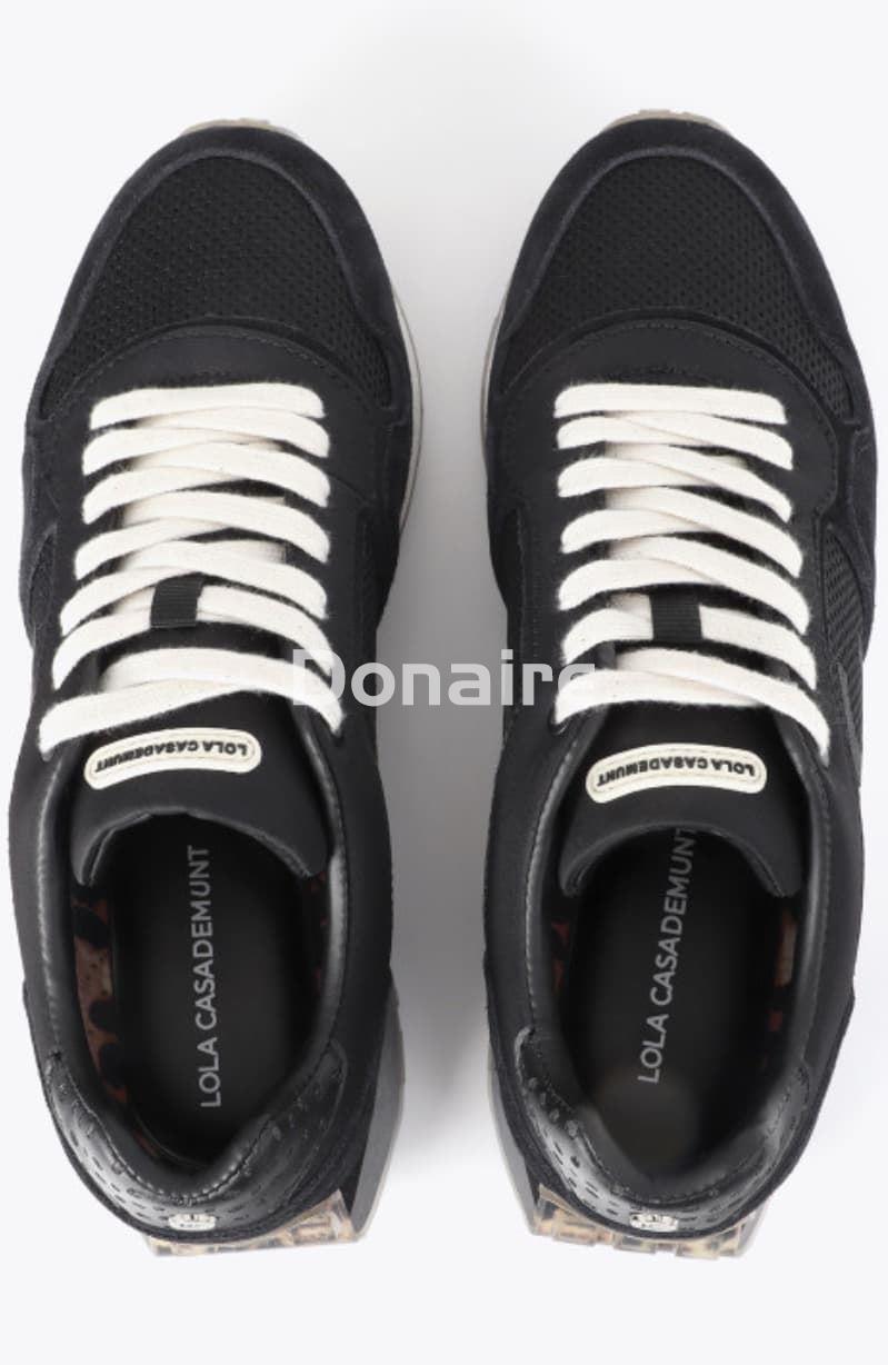 Zapatilla deportiva negra Lola Casademunt - Imagen 4